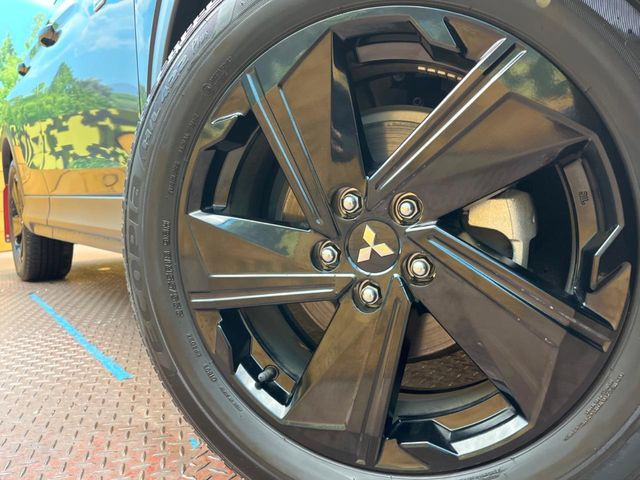 【純正18インチアルミホイール】外観にマッチした純正アルミホイールを装着しております。各種社外アルミホイールや、スタッドレスタイヤも取扱いしております。是非ご相談ください♪