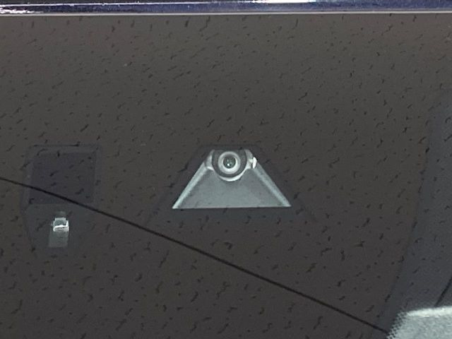 【i-ACTIVESENSE】走行中に前方の車両等を認識し、衝突しそうな時は警報とブレーキで衝突回避と被害軽減をアシスト。より安全にドライブをお楽しみいただけます。