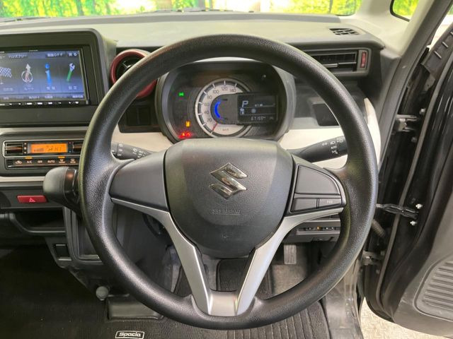 �C���e���A�ɍ��킹���f�U�C���̃X�e�A�����O�́A�^�]�������̂��Ƃ��l���A�^�]���₷���`��A�傫���ł��B�����x�A���ۂɐG���Ă��m���߂��������B