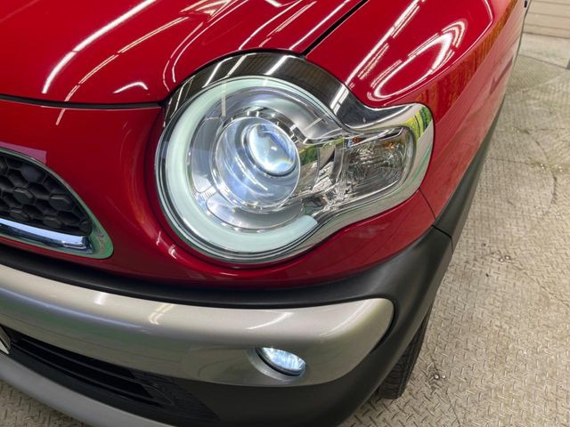 【HIDヘッドライト】非常に明るく前方を照らしてくれるので、悪天候や夜間の走行時も視界良好で安心してお乗りいただけます。