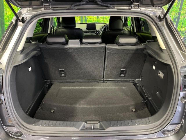 ���i�̂���������ʋ΁A���}���ɏ\���ȉ׎��X�y�[�X���m�ۂ��Ă���܂��B�Z�J���h�V�[�g��|���ƁA�傫�ȉו��̐ύڂ��\�ł���