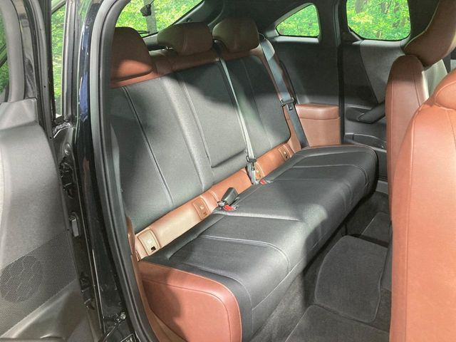 広々とした2列目シートは居住性が高く、居心地も快適!友達や家族とのお出かけにぴったりです。ベビーシートやチャイルドシート使用時も快適にお過ごしいただける十分な空間を確保しています。