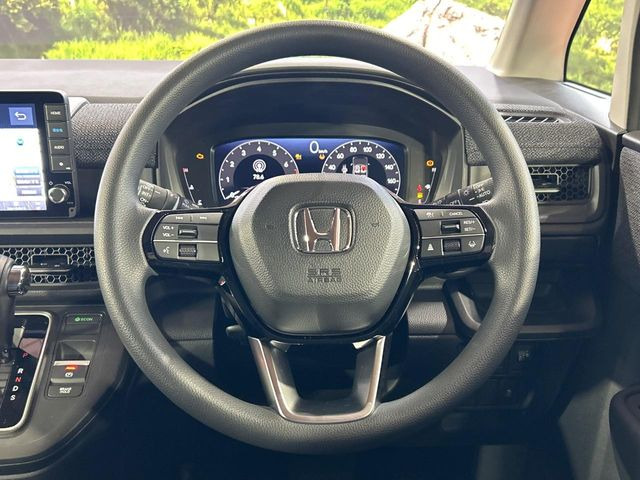 �C���e���A�ɍ��킹���f�U�C���̃X�e�A�����O�́A�^�]�������̂��Ƃ��l���A�^�]���₷���`��A�傫���ł��B�����x�A���ۂɐG���Ă��m���߂��������B