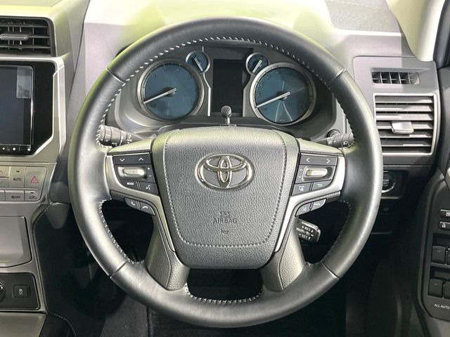 �C���e���A�ɍ��킹���f�U�C���̃X�e�A�����O�́A�^�]�������̂��Ƃ��l���A�^�]���₷���`��A�傫���ł��B�����x�A���ۂɐG���Ă��m���߂��������B