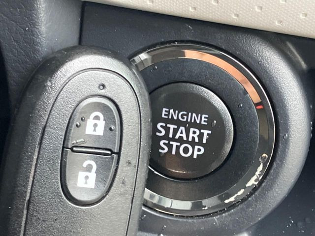 【キーレススタートシステム】カバンやポケットに入れたままでもドアの施錠・解錠が可能なスマートキーを装備。エンジンのオン・オフ時もカギを取り出す必要が無いからとっても便利です♪
