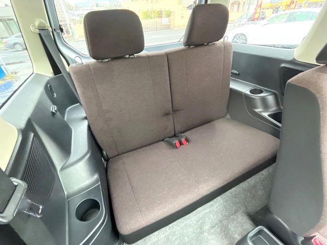 後部座席も気になるようなキズ・汚れやへたり等、大きなダメージはなく、良好な状態です。