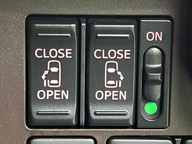 【両側スライドドア】駐車場で隣の車との間隔が狭く乗りにくい時、スライドドアなら安心!ドアオープン時も幅を取らず、開口部が広いので乗り降りがとっても簡単です。大きな荷物の出し入れも後席から可能♪