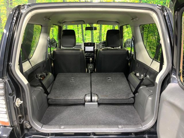 ���i�̂���������ʋ΁A���}���ɏ\���ȉ׎��X�y�[�X���m�ۂ��Ă���܂��B�Z�J���h�V�[�g��|���ƁA�傫�ȉו��̐ύڂ��\�ł���