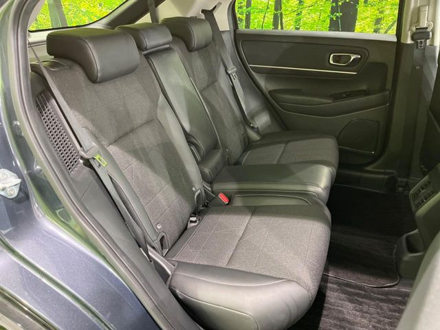 後部座席も気になるようなキズ・汚れやへたり等、大きなダメージはなく、良好な状態です。