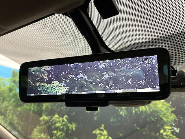 【インテリジェントルームミラー】後席の大きな荷物や同乗者で後方が確認しづらい時でも安心!カメラが撮影した車両後方の映像をルームミラー内に表示。クリアな視界で状況の確認が可能です!