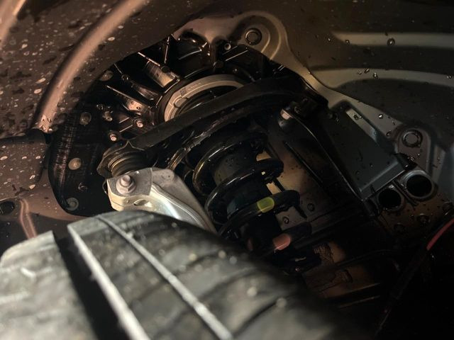 お車を安心してお乗りいただく為には、足回りの定期点検が欠かせません。サービスサポート(有償保証)では無料点検もご提供しており、安心のカーライフをお過ごしいただけるサポート体制が整っています。