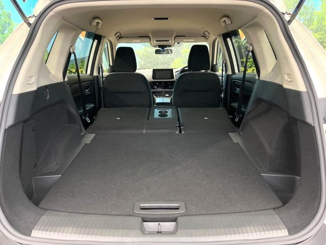 ���i�̂���������ʋ΁A���}���ɏ\���ȉ׎��X�y�[�X���m�ۂ��Ă���܂��B�Z�J���h�V�[�g��|���ƁA�傫�ȉו��̐ύڂ��\�ł���