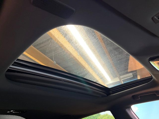 【サンルーフ】ボタンひとつで開閉可能!開放感たっぷりのサンルーフが装着されています!車内に明かりを取り入れたり景色を楽しむ以外にも、よどみがちな車内の空気も簡単に換気できて快適です!