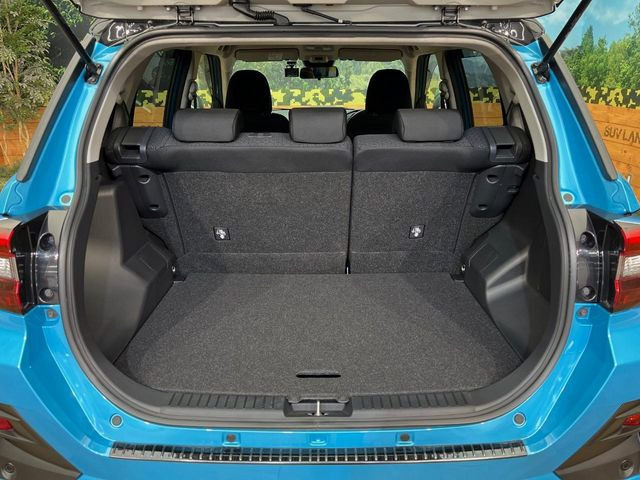 ���i�̂���������ʋ΁A���}���ɏ\���ȉ׎��X�y�[�X���m�ۂ��Ă���܂��B�Z�J���h�V�[�g��|���ƁA�傫�ȉו��̐ύڂ��\�ł���