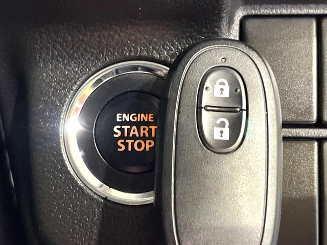 【キーレススタートシステム】カバンやポケットに入れたままでもドアの施錠・解錠が可能なスマートキーを装備。エンジンのオン・オフ時もカギを取り出す必要が無いからとっても便利です♪