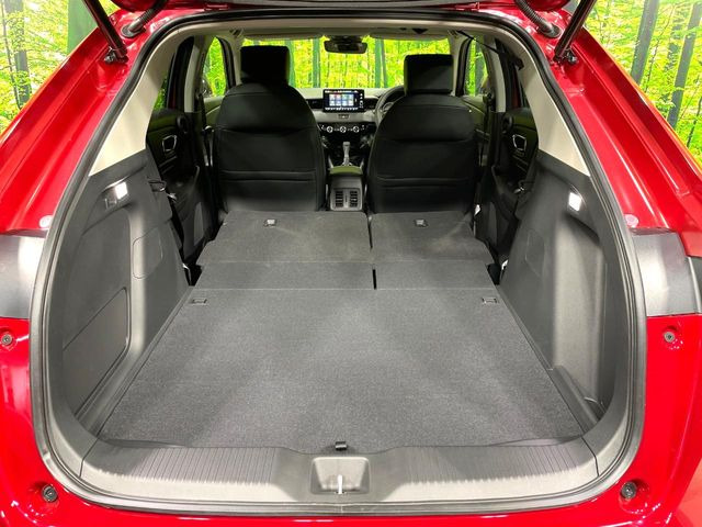 ���i�̂���������ʋ΁A���}���ɏ\���ȉ׎��X�y�[�X���m�ۂ��Ă���܂��B�Z�J���h�V�[�g��|���ƁA�傫�ȉו��̐ύڂ��\�ł���