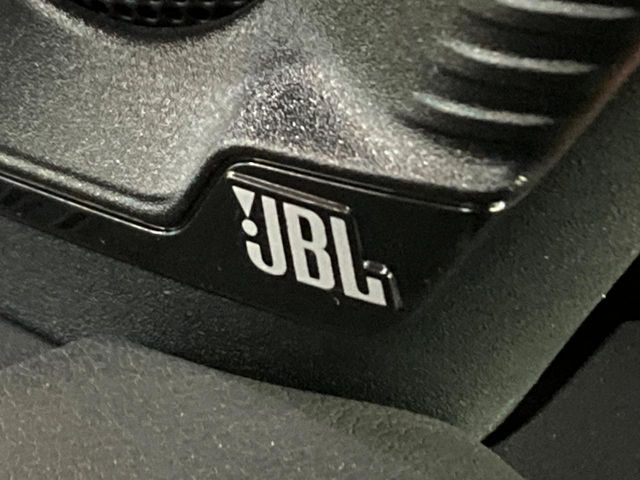 �yJBL�T�E���h�V�X�e���z���i�ʃT�E���h�V�X�e���𓋍ځB��p�̃`���[�j���O���{���ꂽ�召�l�X�ȃX�s�[�J�[����ǎ��ȃT�E���h���t�ł��A�Տꊴ���ӂ�鉹����Ԃ����o���܂��B