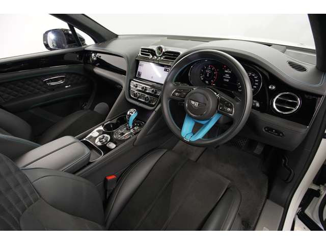 既にステルス(艶消し)フルプロテクションフィルムを施工済みでマットホワイトに仕様変更がなされとてもカッコよく、新車保証も継承可能なお車です!