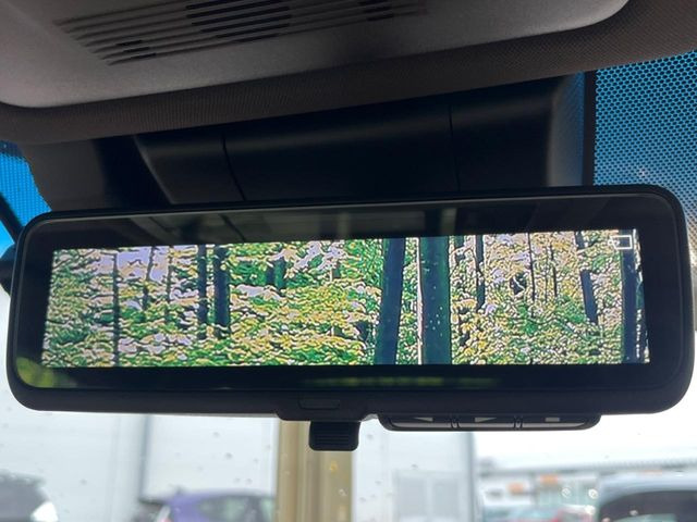 【デジタルインナーミラー】後席の大きな荷物や同乗者で後方が確認しづらい時でも安心!カメラが撮影した車両後方の映像をルームミラー内に表示。クリアな視界で状況の確認が可能です!