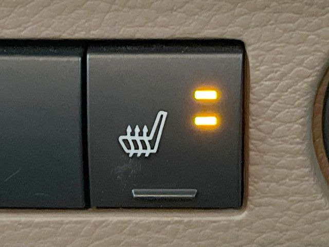 ●フロントシートヒーティング:運転席・助手席共に三段階で調節が可能なシートヒーターを装備しております。季節を問わず快適にご使用いただけます。