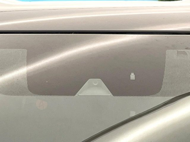 【三菱e-Assist】走行中に前方の車両等を認識し、衝突しそうな時は警報とブレーキで衝突回避と被害軽減をアシスト。より安全にドライブをお楽しみいただけます。