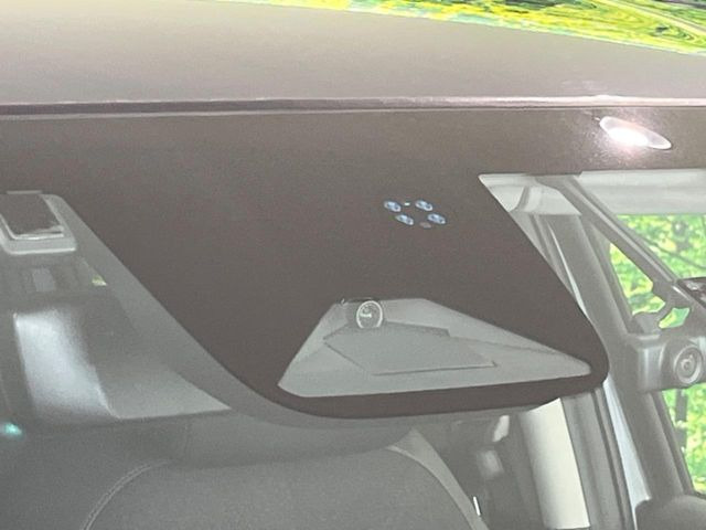 【ホンダセンシング】走行中に前方の車両等を認識し、衝突しそうな時は警報とブレーキで衝突回避と被害軽減をアシスト。より安全にドライブをお楽しみいただけます。