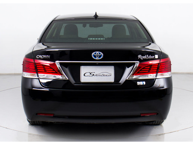 個性的なリアビューで御座います。精悍な佇まいは高級車ならではです。