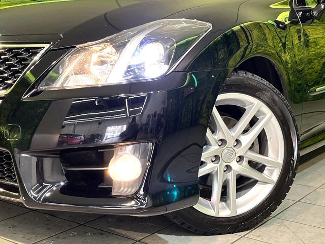 【HIDヘッドライト】非常に明るく前方を照らしてくれるので、悪天候や夜間の走行時も視界良好で安心してお乗りいただけます。