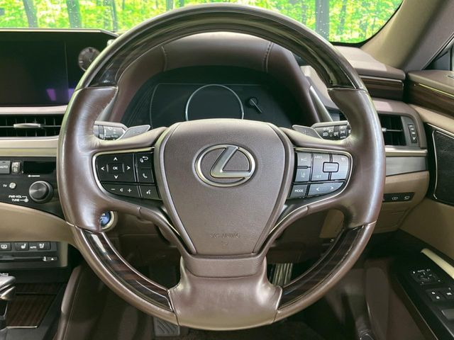 【ウッドコンビステアリング】高級感ある木目調パーツを採用した手に良く馴染むコンビハンドル。運転席廻りの雰囲気も一気に豪華になります!