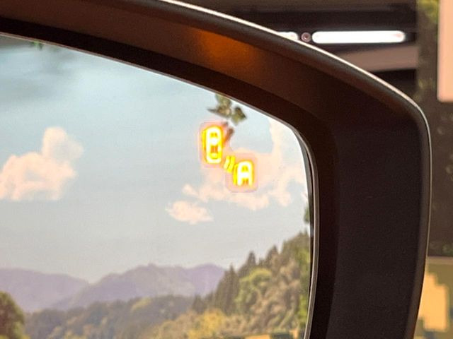 【ブラインドスポットモニタリング】走行中、ドアミラーの死角になりやすい箇所に後続車が接近するとサイドミラー付近に警告を表示、ドライバーに注意喚起をしてくれます。
