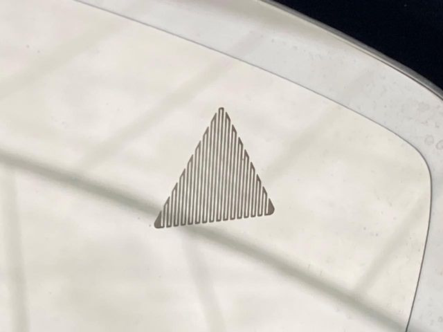 【ブラインドスポットモニタリング】走行中、ドアミラーの死角になりやすい箇所に後続車が接近するとサイドミラー付近に警告を表示、ドライバーに注意喚起をしてくれます。