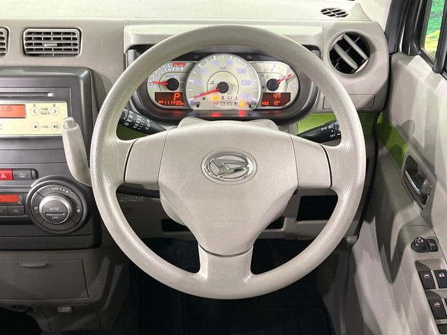 �C���e���A�ɍ��킹���f�U�C���̃X�e�A�����O�́A�^�]�������̂��Ƃ��l���A�^�]���₷���`��A�傫���ł��B�����x�A���ۂɐG���Ă��m���߂��������B
