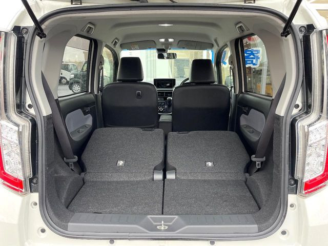 ���i�̂���������ʋ΁A���}���ɏ\���ȉ׎��X�y�[�X���m�ۂ��Ă���܂��B�Z�J���h�V�[�g��|���ƁA�傫�ȉו��̐ύڂ��\�ł���