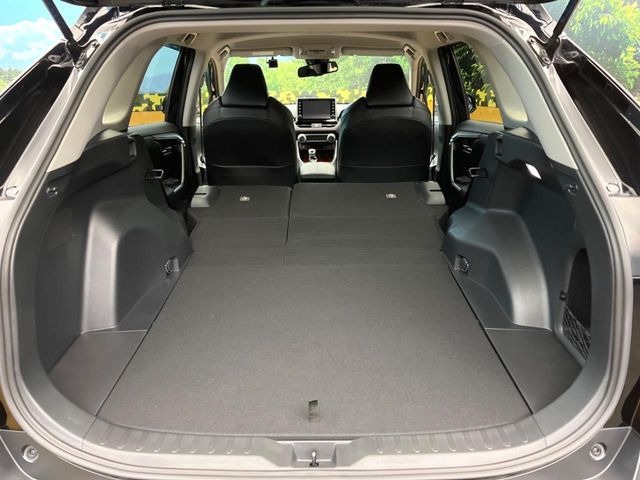 ���i�̂���������ʋ΁A���}���ɏ\���ȉ׎��X�y�[�X���m�ۂ��Ă���܂��B�Z�J���h�V�[�g��|���ƁA�傫�ȉו��̐ύڂ��\�ł���