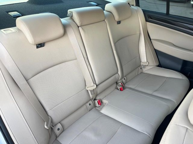 後部座席も気になるようなキズ・汚れやへたり等、大きなダメージはなく、良好な状態です。