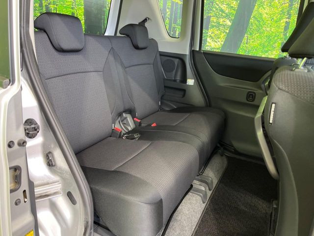 後部座席も気になるようなキズ・汚れやへたり等、大きなダメージはなく、良好な状態です。