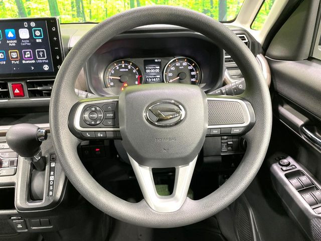 �C���e���A�ɍ��킹���f�U�C���̃X�e�A�����O�́A�^�]�������̂��Ƃ��l���A�^�]���₷���`��A�傫���ł��B�����x�A���ۂɐG���Ă��m���߂��������B