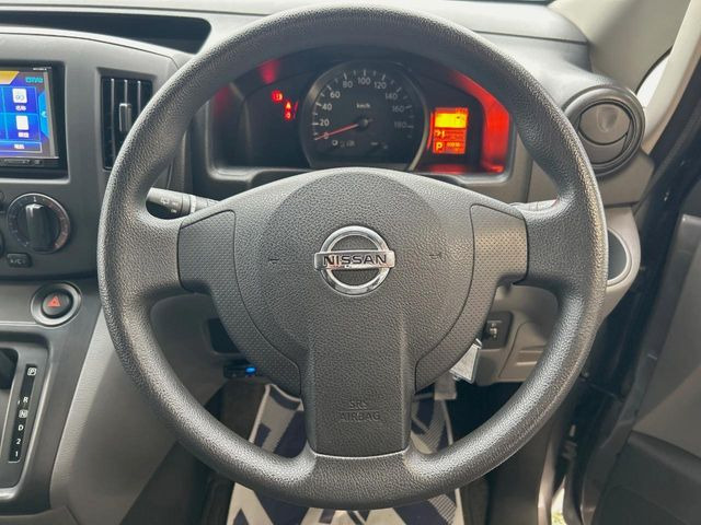 インテリアに合わせたデザインのステアリングは、運転される方のことも考え、運転しやすい形状、大きさです。是非一度、実際に触ってお確かめください。