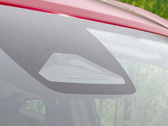 【ホンダセンシング】走行中に前方の車両等を認識し、衝突しそうな時は警報とブレーキで衝突回避と被害軽減をアシスト。より安全にドライブをお楽しみいただけます。