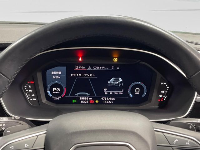 ���o�[�`�����R�b�N�s�b�g:�S�̂��t���p�l���ƂȂ��Ă����i�I�ȃ��[�^�[�p�l���B�ʏ�̃X�s�[�h���[�^�[�Ƃ��Ă̋@�\�͂������A�i�r�E�I�[�f�B�I�@�\�̊m�F�E������ł��A�^�]�ɏW�����₷���Ȃ��Ă���܂��B