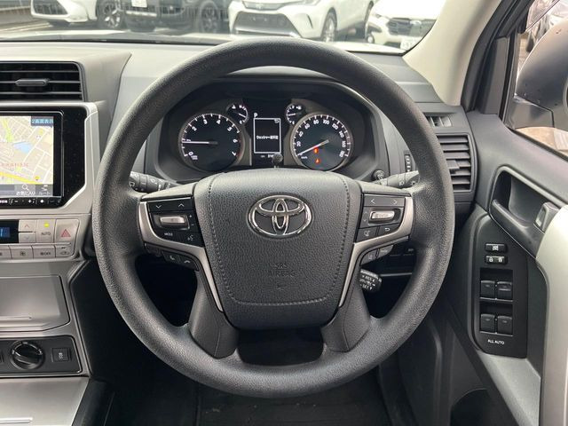 �C���e���A�ɍ��킹���f�U�C���̃X�e�A�����O�́A�^�]�������̂��Ƃ��l���A�^�]���₷���`��A�傫���ł��B�����x�A���ۂɐG���Ă��m���߂��������B