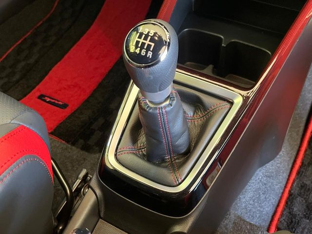 【フロア6速MT】走りの6速MT!!スポーティーな走行をお楽しみいただけます♪