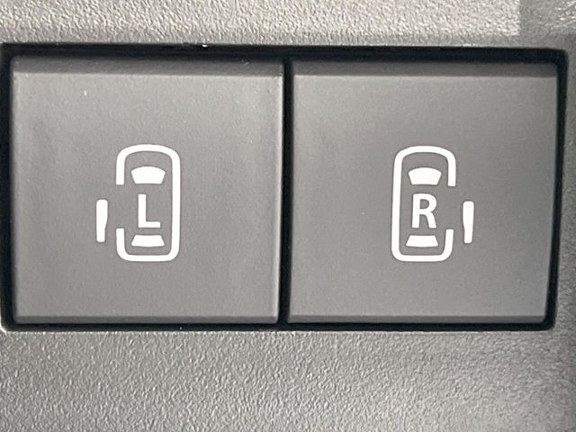 【両側パワースライドドア】スマートキーや運転席のスイッチで後席両側スライドドアの開閉が可能♪電動だから力を入れてドアを開ける必要が無く、小さなお子様でも簡単に開け閉めでき快適です♪