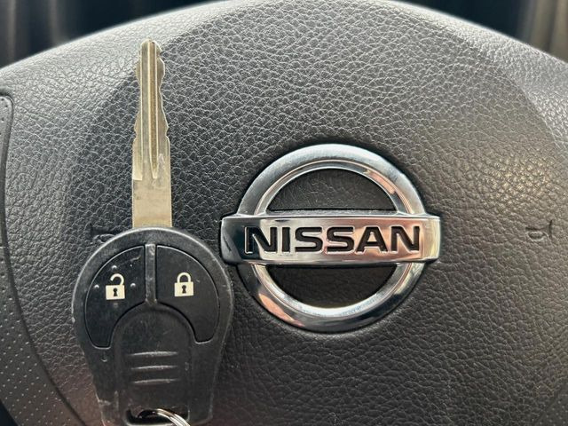 【キーレス】少し離れた場所からでもボタン一つでドアの開錠・施錠ができるのでとっても便利!ドアの鍵穴周りに傷をつけることもありません♪