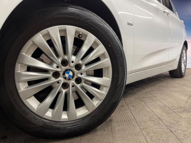 ●純正16インチアルミホイール:輸入車ならではの卓越した走りを支えるホイールと足回りです!日本車の走りに慣れている方にもぜひ体感して頂きたいほど、高いレベルでまとまっています!