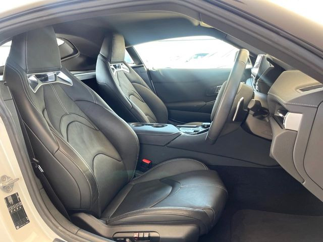 運転席まわりには十分なスペースがあり、大柄な方でもゆったり運転していただける環境です。