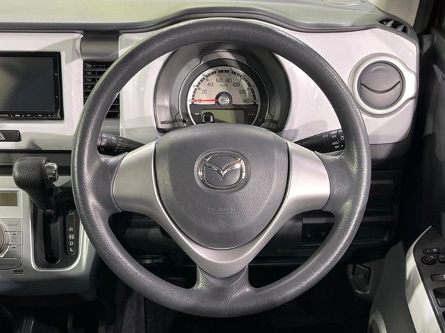 �C���e���A�ɍ��킹���f�U�C���̃X�e�A�����O�́A�^�]�������̂��Ƃ��l���A�^�]���₷���`��A�傫���ł��B�����x�A���ۂɐG���Ă��m���߂��������B