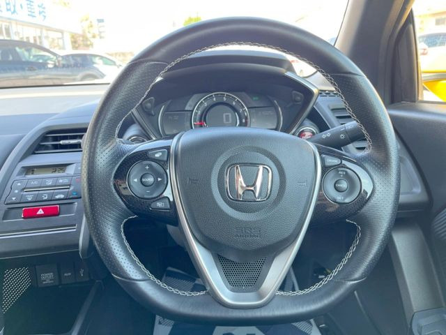 �y�����v�����X�e�A�����O�z�㎿�Ȋv���g�p���邱�ƂŁA��ɂ����������݂ƂĂ��^�]���₷���n���h���ł���