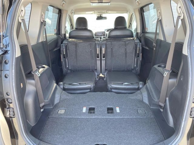 ���i�̂���������ʋ΁A���}���ɏ\���ȉ׎��X�y�[�X���m�ۂ��Ă���܂��B�Z�J���h�V�[�g��|���ƁA�傫�ȉו��̐ύڂ��\�ł���