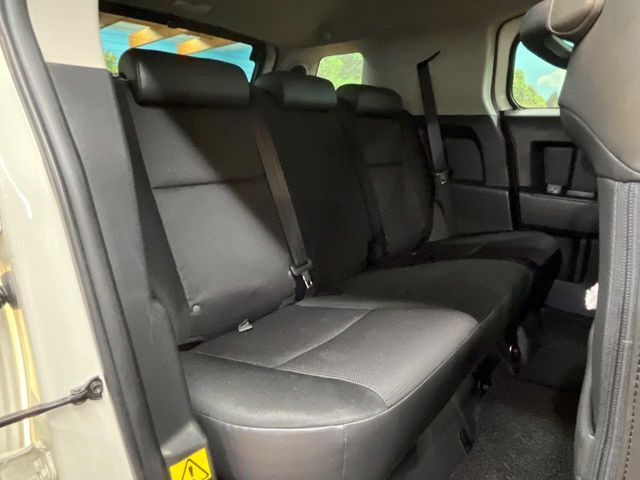 後部座席も気になるようなキズ・汚れやへたり等、大きなダメージはなく、良好な状態です。